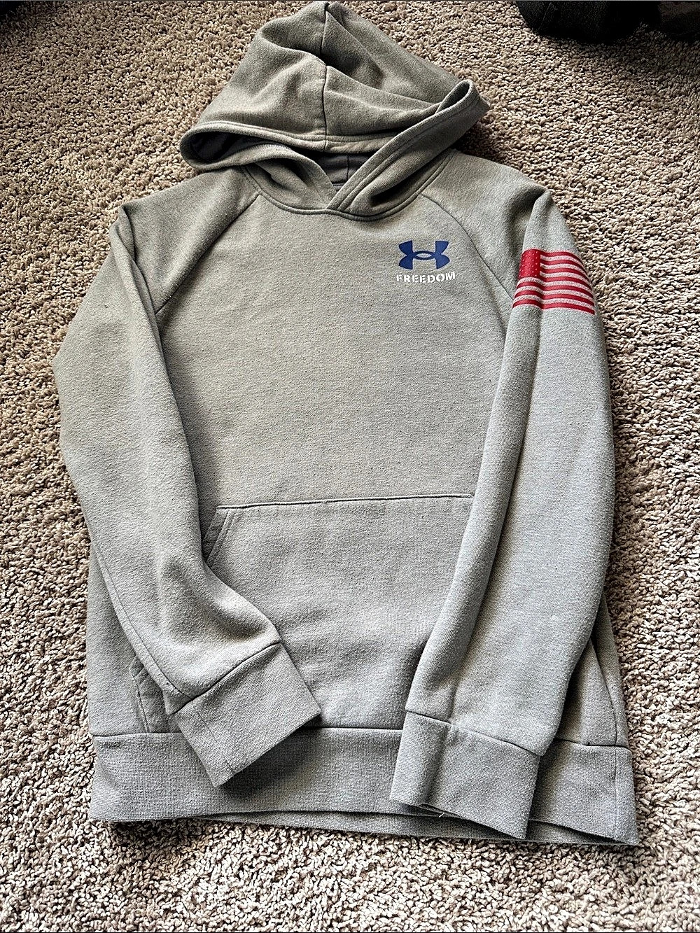 Under Armour Boys' UA Freedom Big Flag Logo Hoodie Boys Medium Gray & Red